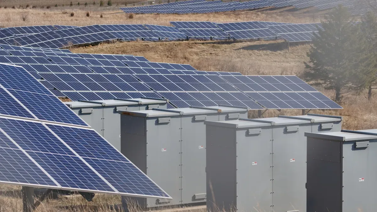 Comment fonctionne l'intégration au réseau pour les systèmes solaires intégrés à grande échelle ?