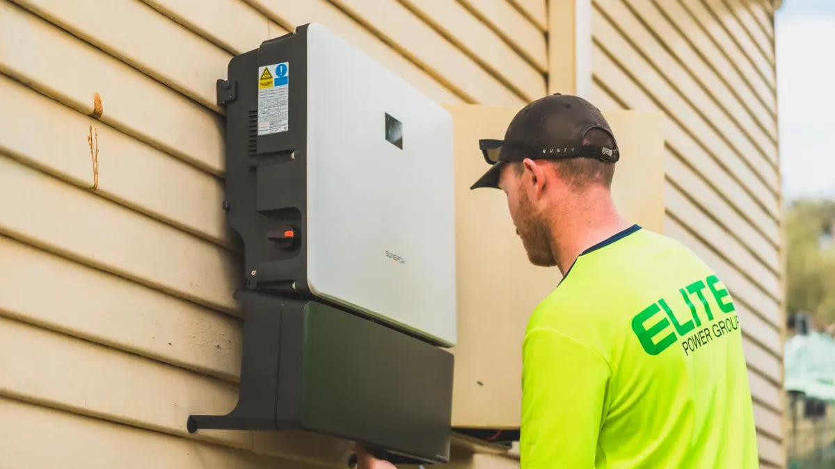Comment optimiser les performances d'un onduleur hybride de 10 kW lors de son installation ?