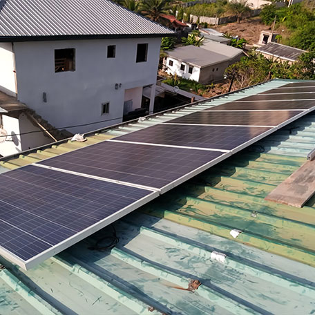 Anern 4 définit un système d'énergie solaire hors réseau de 5,5 kW