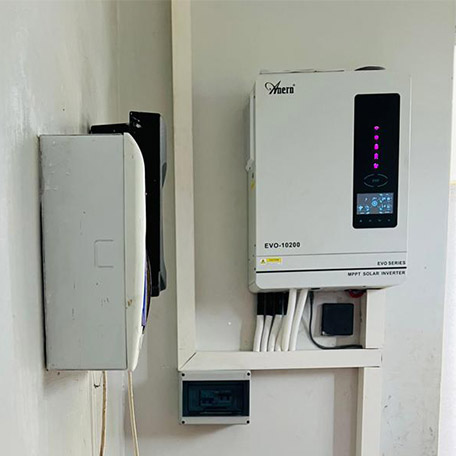 Système solaire hors réseau de 10,2 kW avec stockage d'énergie empilé pour une maison en Ouganda